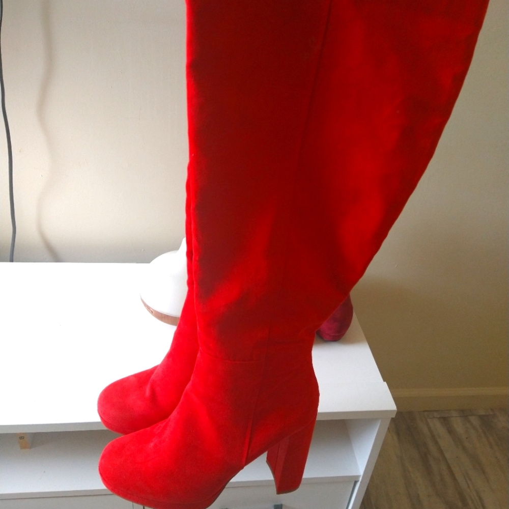 Long red boots. Very cute 🥰🥰🥰❤️❤️❤️